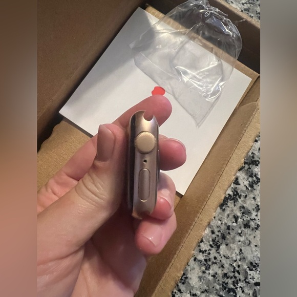 Watch SE (1st generation) Aluminum 40MM- used but in good condition! - Picture 3 of 4